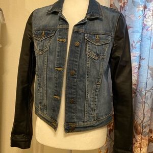 Edgy jean jacket with faux leather sleeves, real pockets